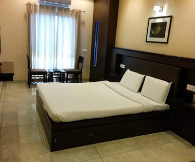 https://imgcld.yatra.com/ytimages/image/upload/t_hotel_yatra_city_desktop/v1436610661/Domestic Hotels/Hotels_Agra/Hotel Plaza Inn/Bedroom_3.jpg